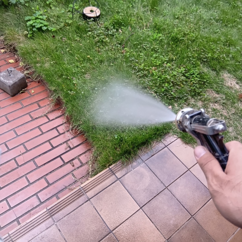 屋外の地面にシロアリ駆除剤を散布