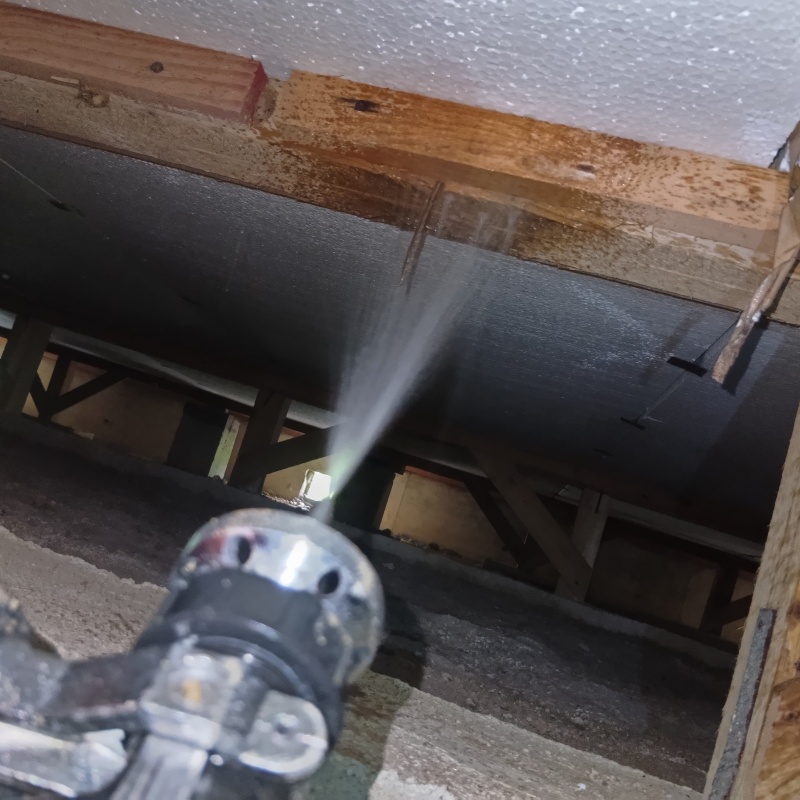 床下の木材に防蟻剤を散布