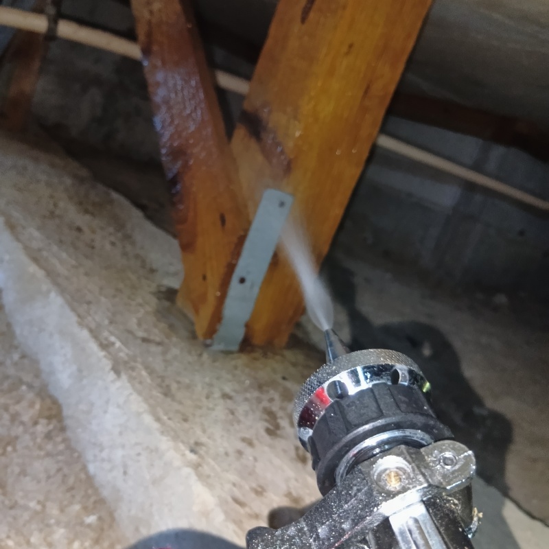 床下の木材に防蟻剤を散布