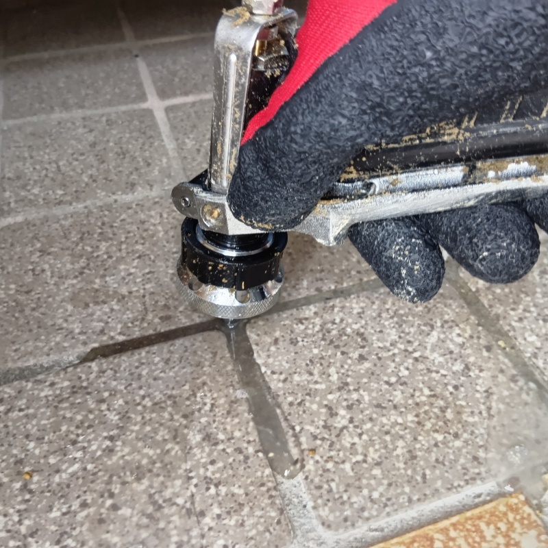 地面に防蟻剤を注入