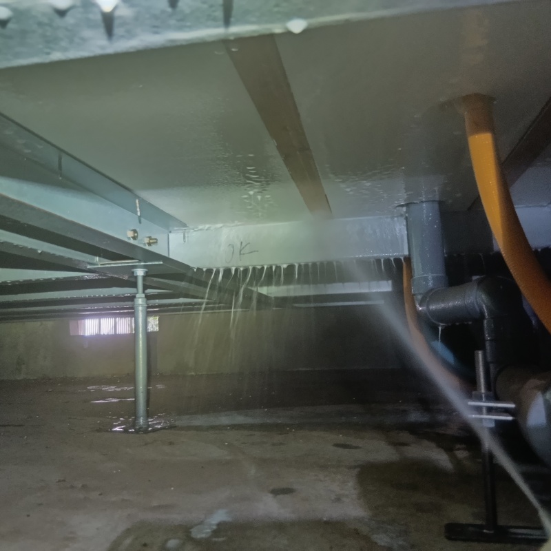 床下の木材に防蟻剤を散布