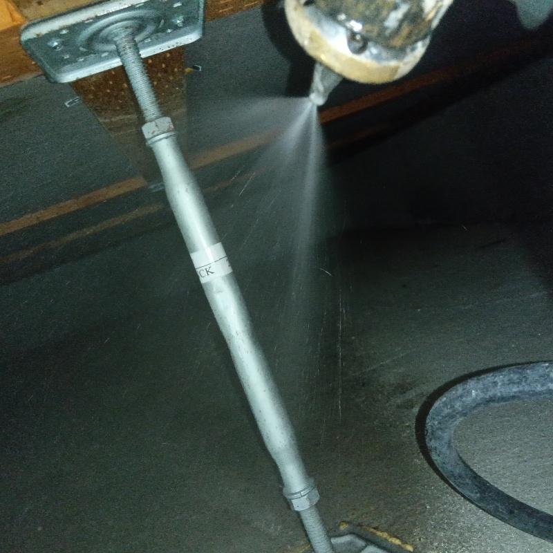 地面に防蟻剤を散布