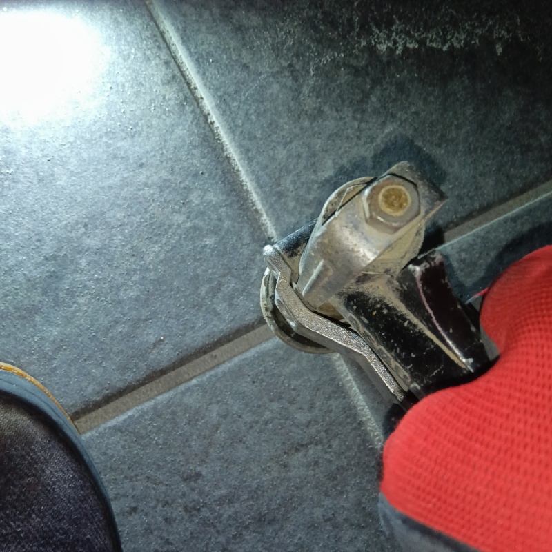 玄関床のタイルの目地から防蟻剤を注入