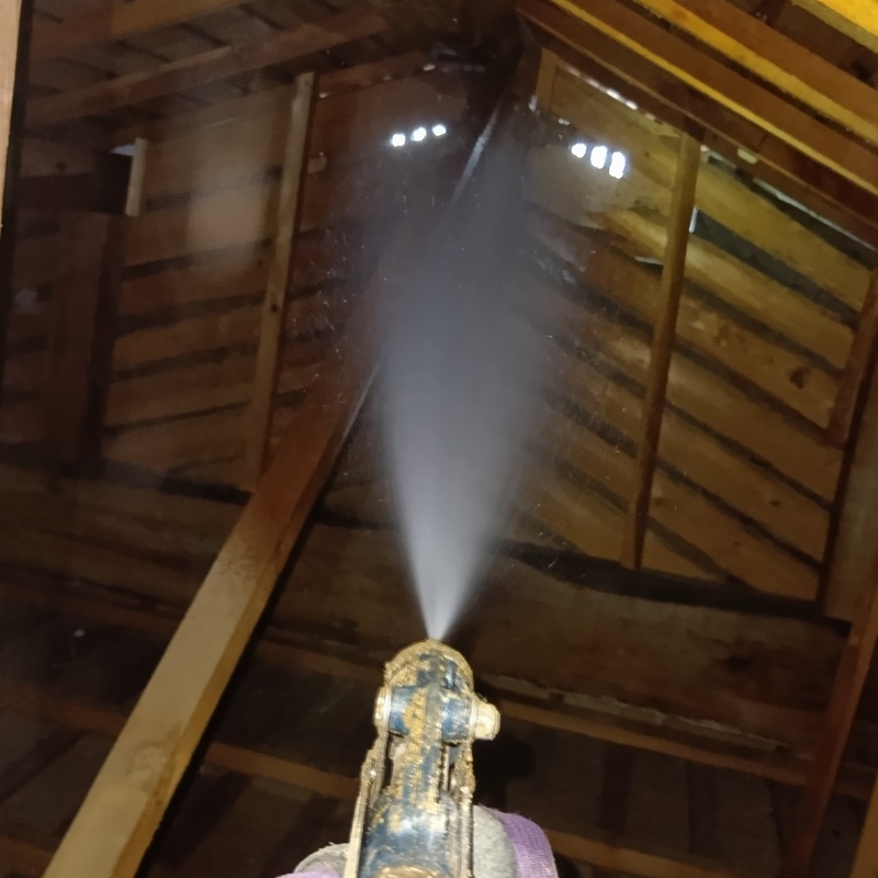 屋根裏の木材にシロアリ駆除剤を散布