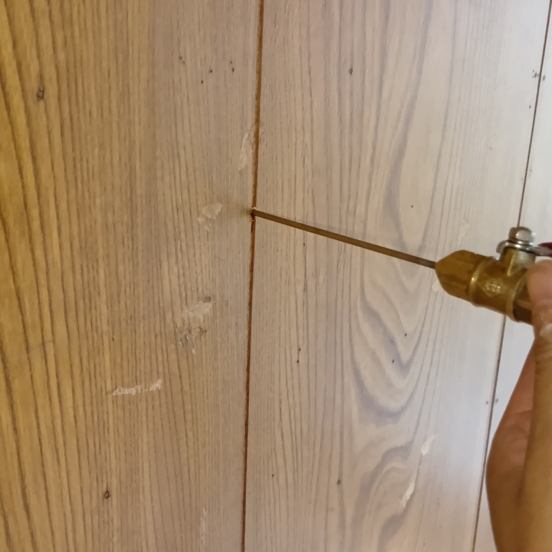 壁材に穴を開けてシロアリ駆除剤を注入