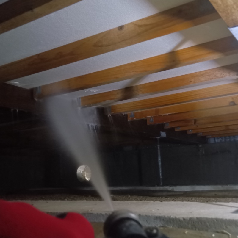 床下木材に防蟻剤を散布