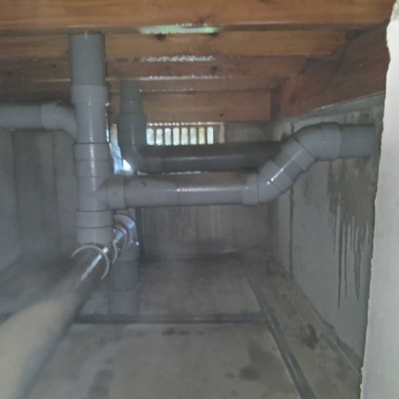 基礎・地面にシロアリ駆除剤を散布した様子