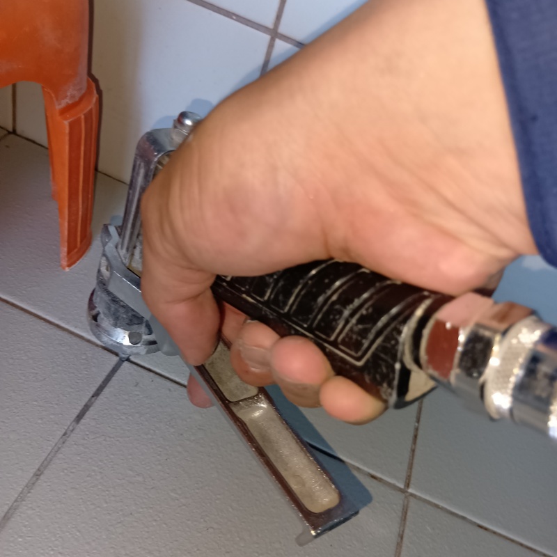 浴室床のタイルの目地からシロアリ駆除剤を注入