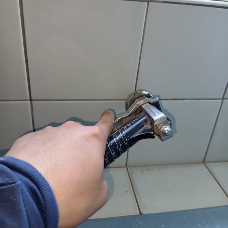 浴室の壁の目地からシロアリ駆除剤を注入