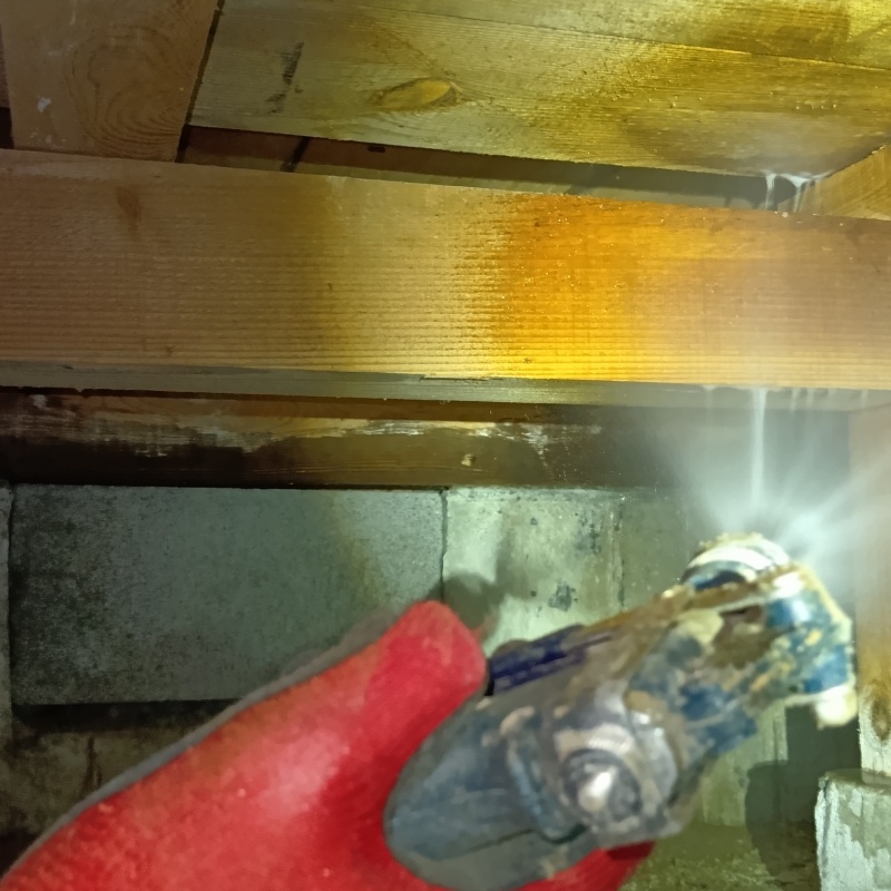 床下木材にシロアリ駆除剤を散布