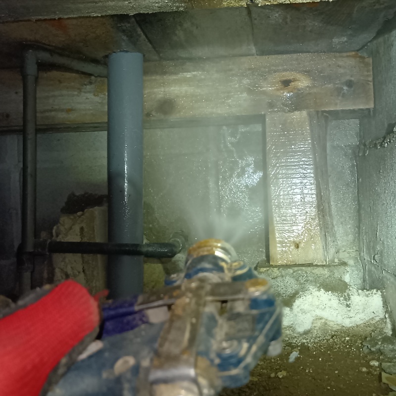 基礎にシロアリ駆除剤を散布