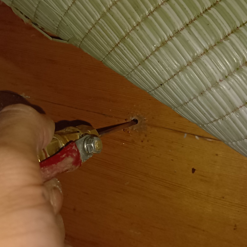 フローリングに穴を開けてシロアリ駆除剤を注入