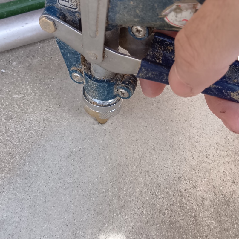 玄関先のコンクリートにシロアリ駆除剤を注入