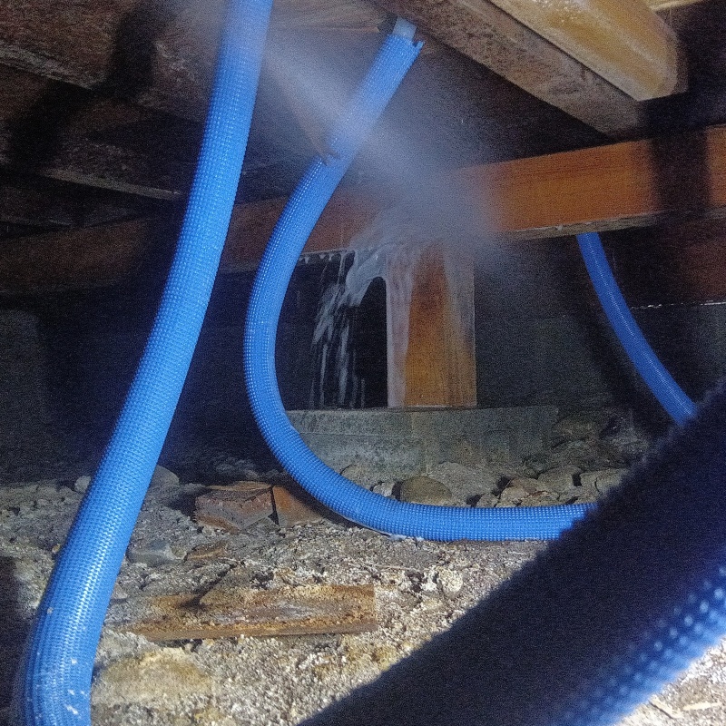 床下木材にシロアリ駆除剤を散布