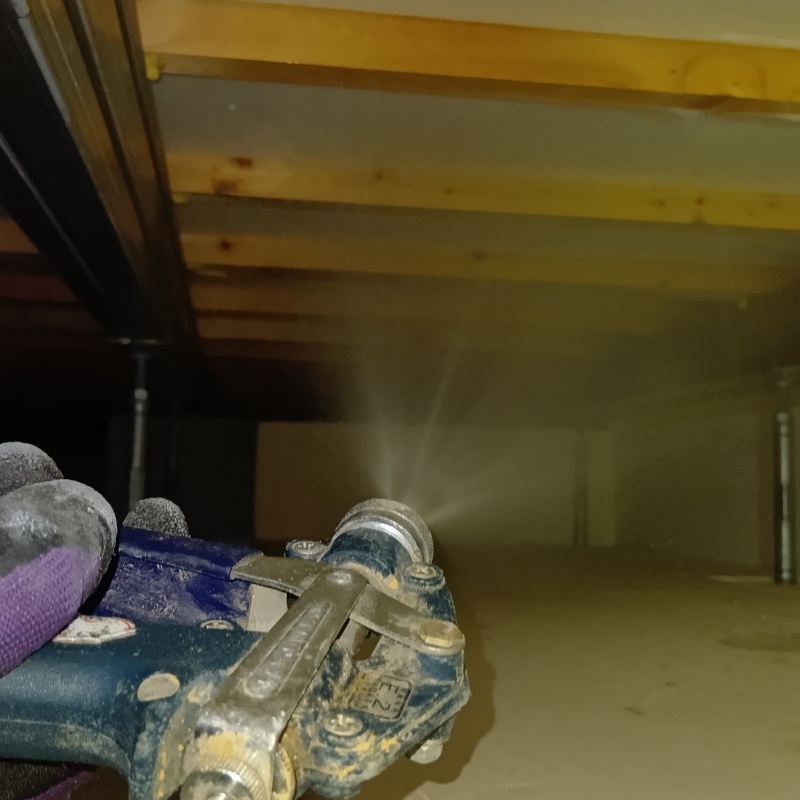 床下木材に防蟻剤を散布