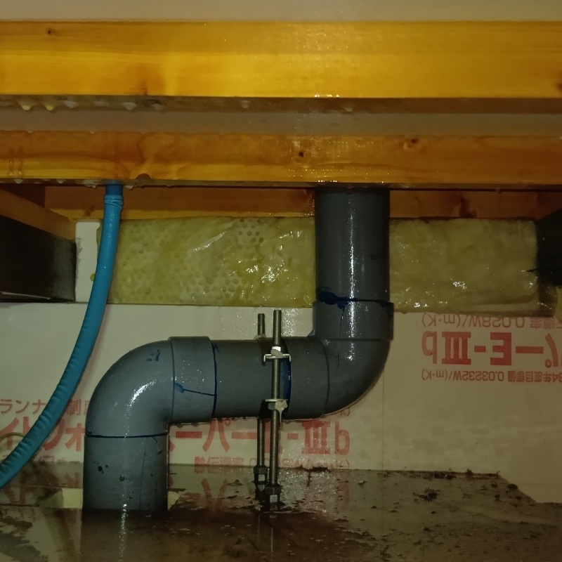 基礎に防蟻剤を散布する様子