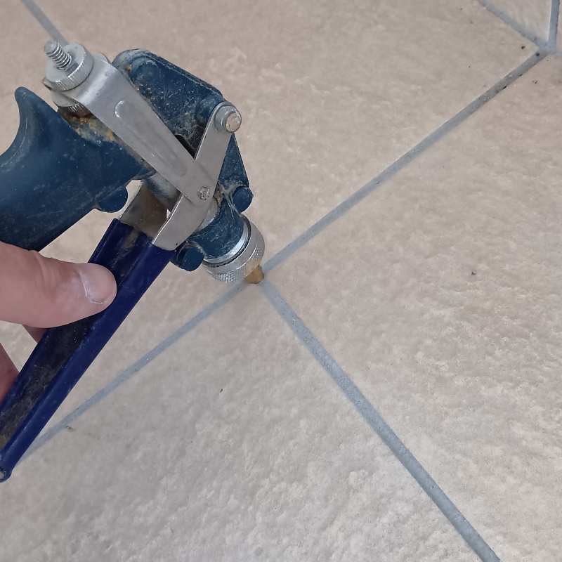 玄関床のタイルの目地から防蟻剤を注入