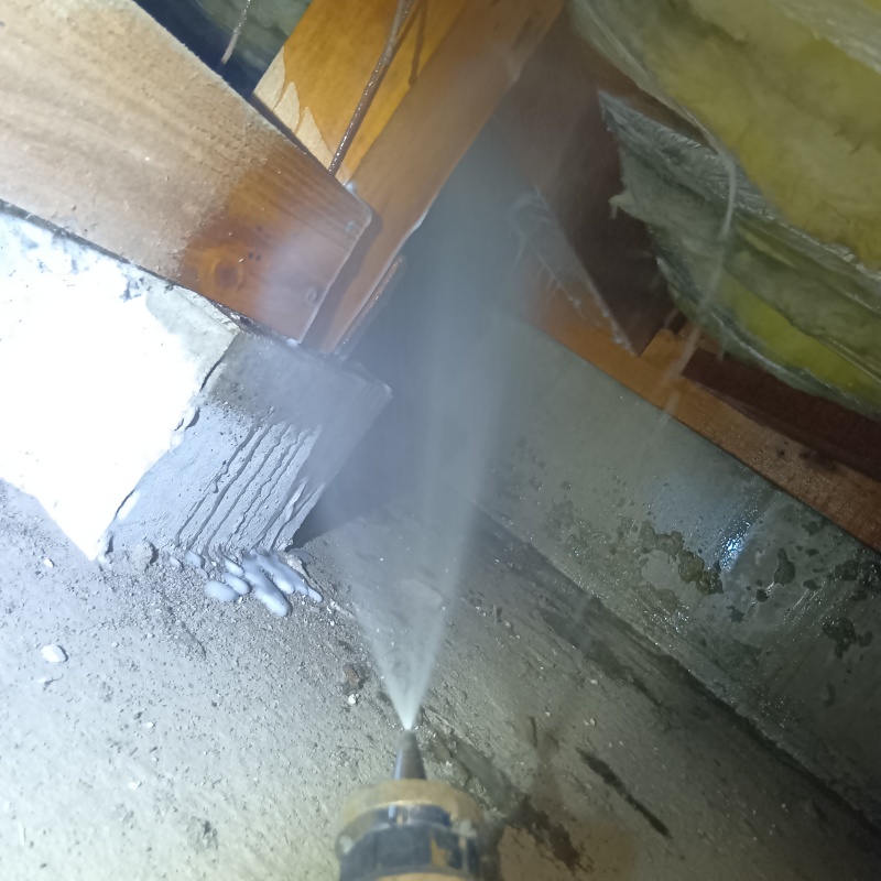 床下木材にシロアリ駆除剤を散布