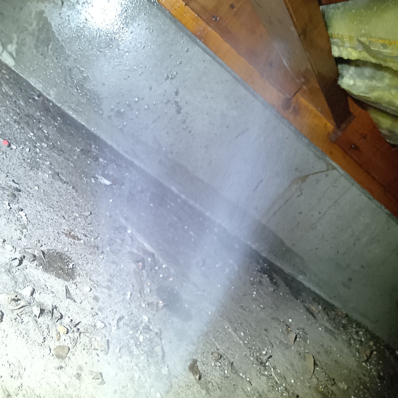 基礎にシロアリ駆除剤を吹きつける様子