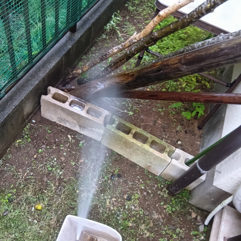 建物外周の土壌にシロアリ駆除剤を散布