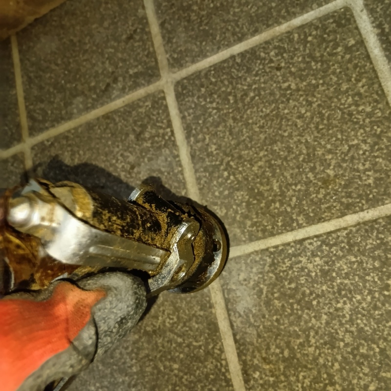 玄関床のタイルの目地からシロアリ駆除剤を注入