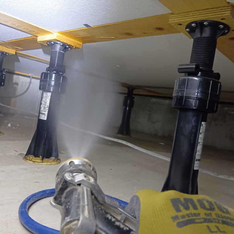 床下木材に防蟻剤を散布