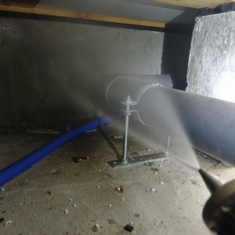 基礎に防蟻剤を散布