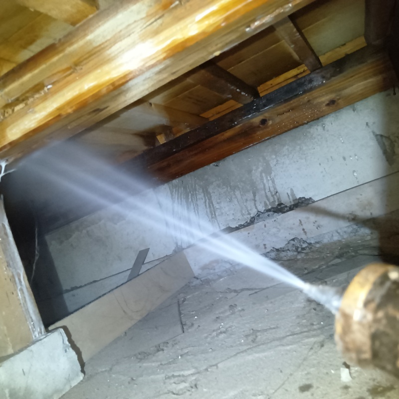 床下の木材にシロアリ駆除剤を散布