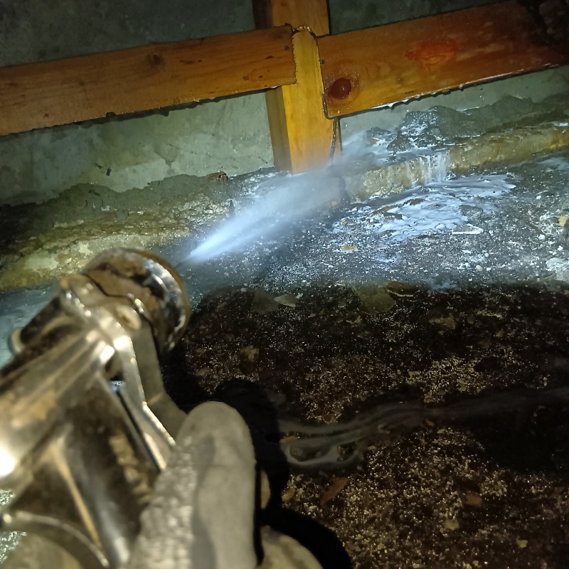 床下の地面にシロアリ駆除剤を散布