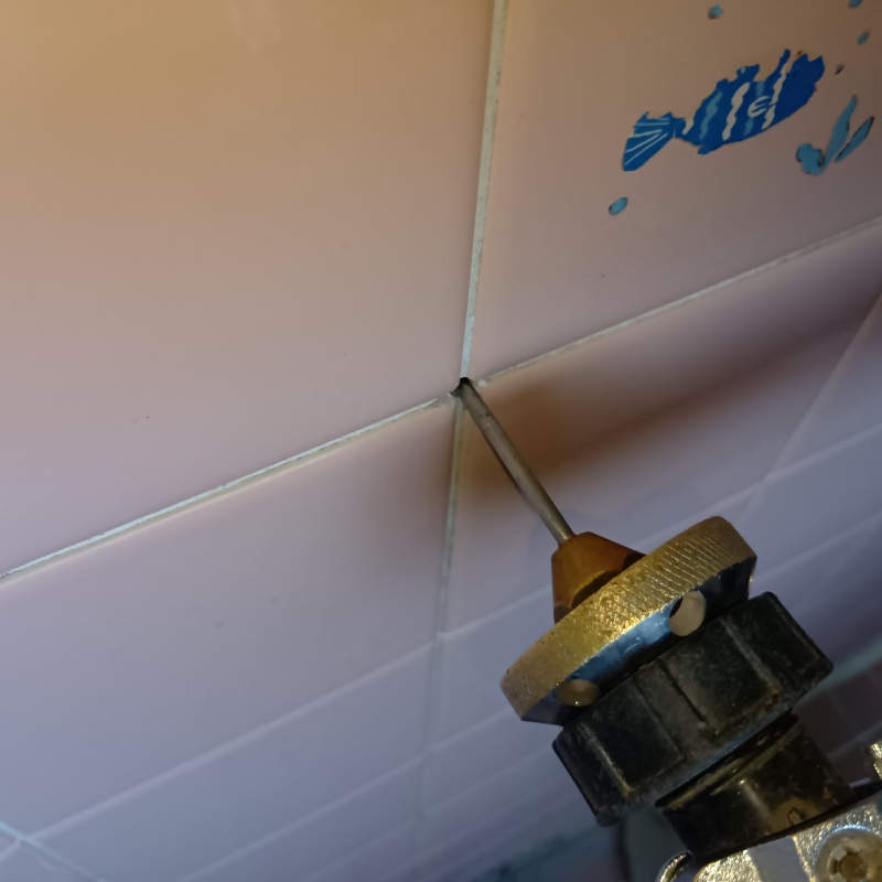 浴室の壁にシロアリ駆除剤を注入