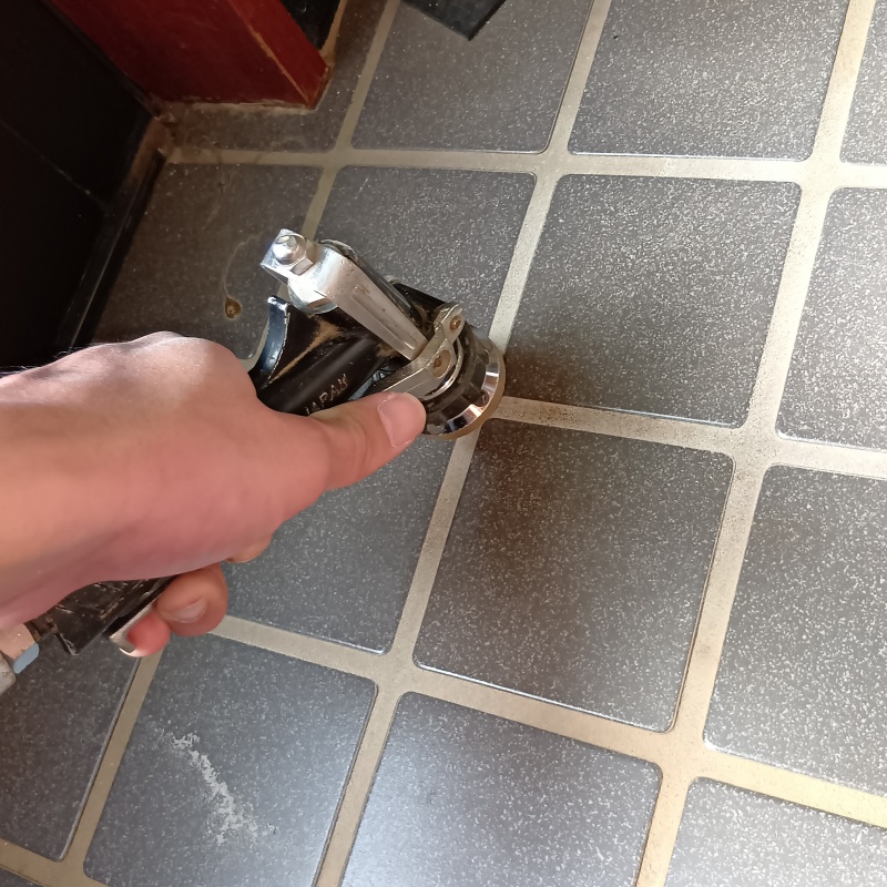 地面にシロアリ駆除剤を注入