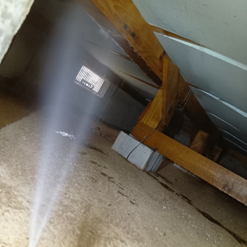 床下の木材に防蟻剤を散布