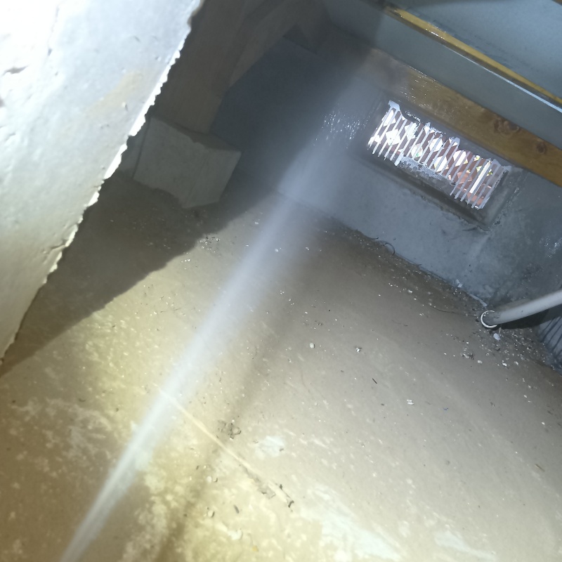 床下の木材に防蟻剤を散布