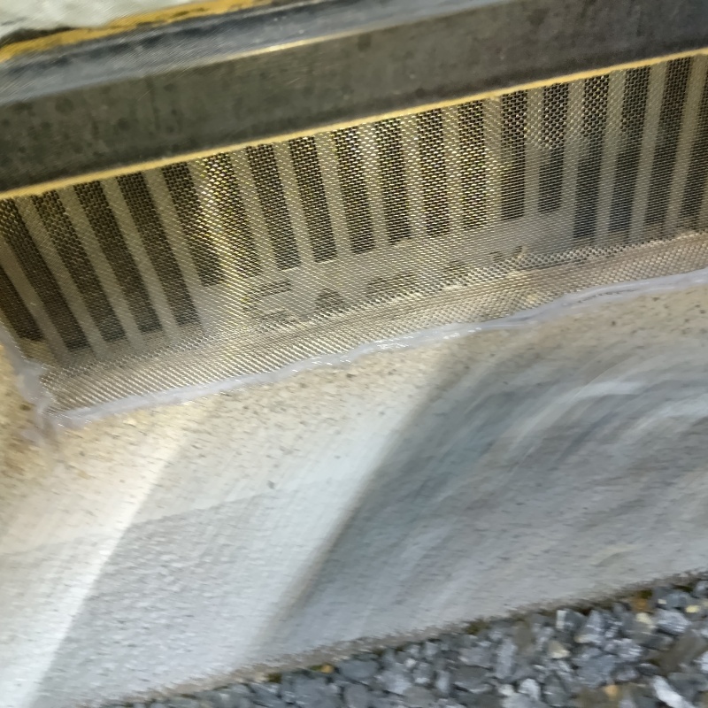 床下換気口をネットで封鎖