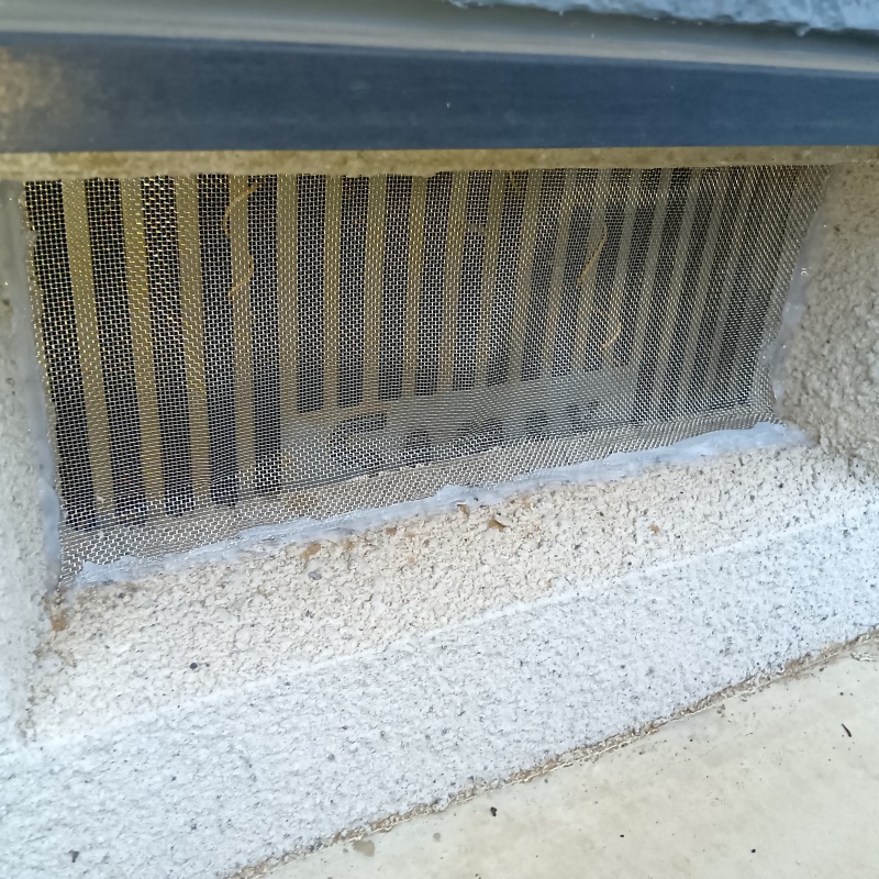 床下換気口をネットで封鎖