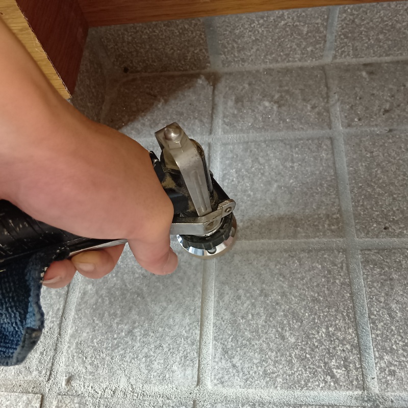 地面に防蟻剤を注入