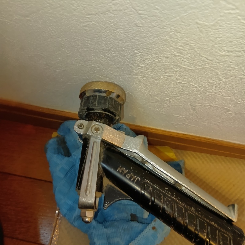 壁に防蟻剤を注入