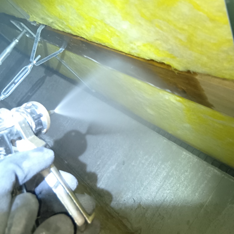 床下の木材に防蟻剤を散布