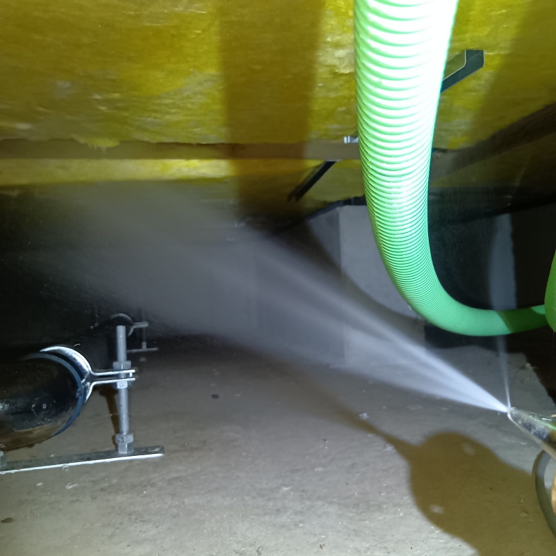 床下の断熱材まわりに防蟻剤を散布