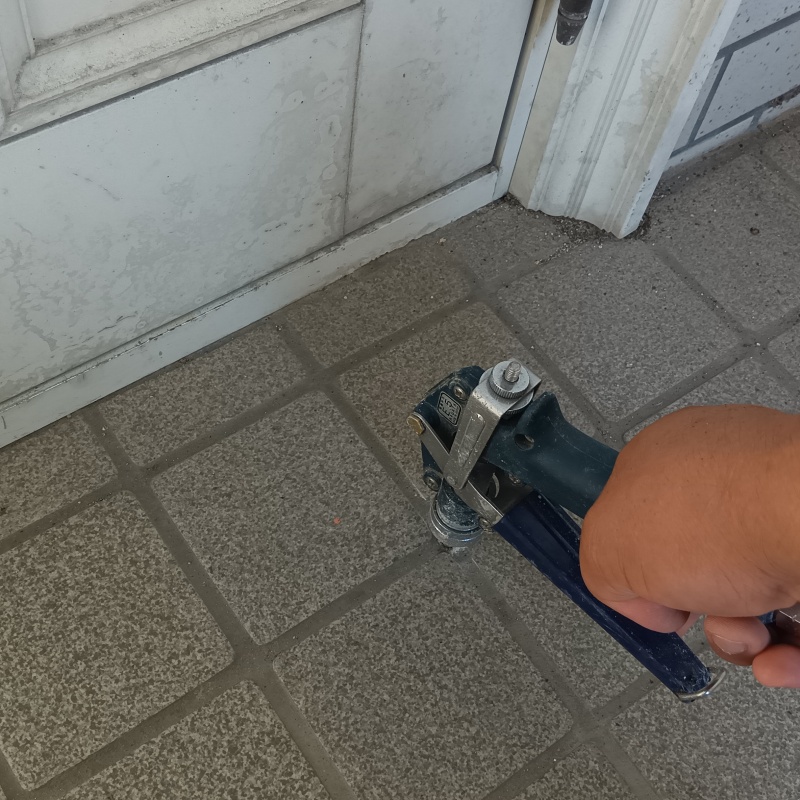 地面にシロアリ駆除剤を注入