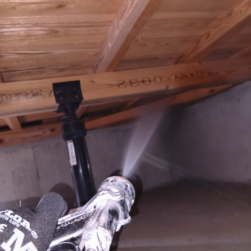 床下の木材に防蟻剤を散布