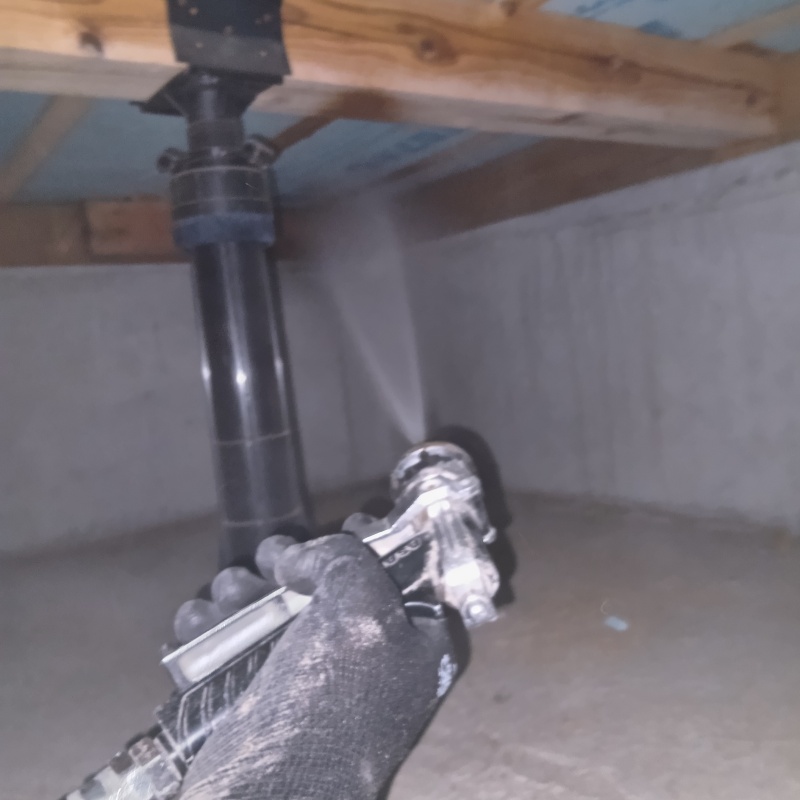 床下の木材に防蟻剤を散布