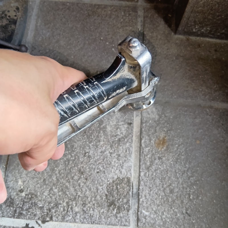 地面に防蟻剤を注入