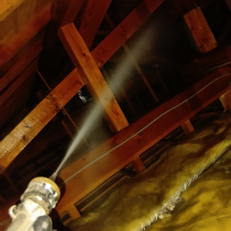 屋根裏にシロアリ駆除剤を散布