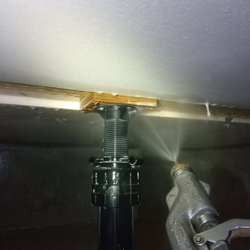 床下の木材に防蟻剤を散布