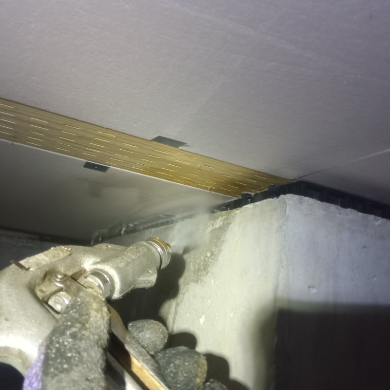 床下の木材に防蟻剤を散布