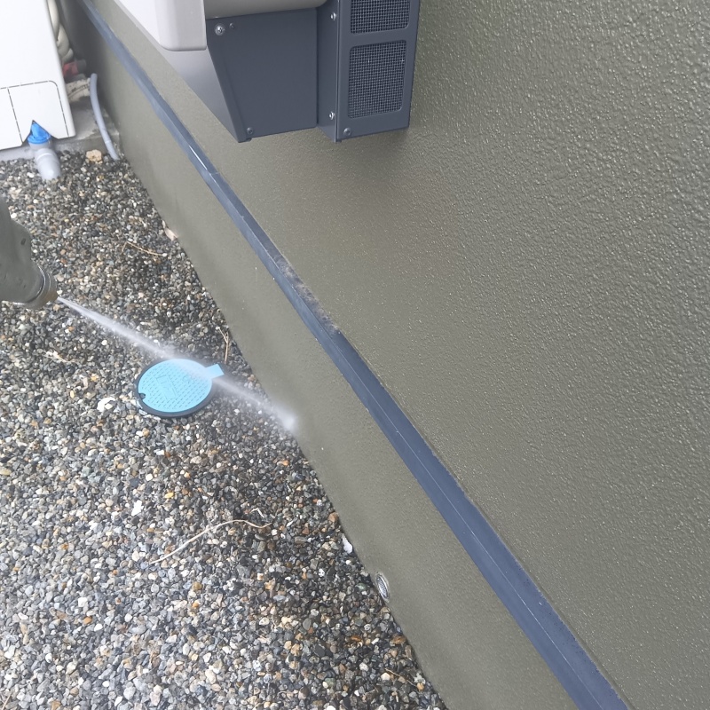 屋外の地面に防蟻剤を散布