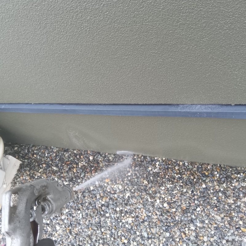 屋外の地面に防蟻剤を散布