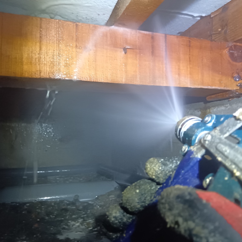 床下の木材にシロアリ駆除剤を散布