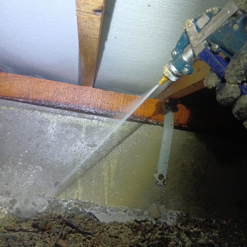 床下の地面にシロアリ駆除剤を散布